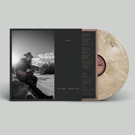 Texte: "rine", "Melissa Etheridge". Eine Schallplatte mit einem Cover zeigt einen Musiker mit Gitarre in einer Wüstenlandschaft.