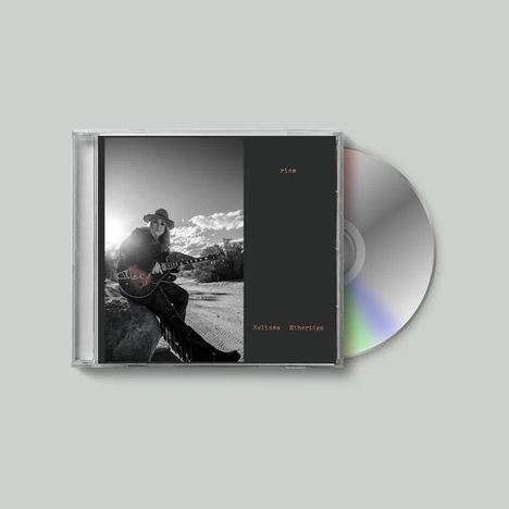 Der Text "rise", "Melissa Etheridge". Schwarz-Weiß-Foto: Person mit Gitarre, Cowboyhut, sitzend in sonniger Landschaft. CD-Hülle.