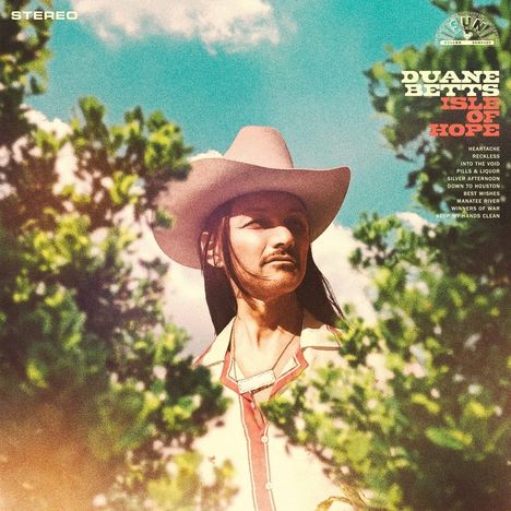 "Duane Betts Isle of Hope" mit Songtiteln, Mann mit Hut zwischen grünen Blättern, blauer Himmel im Hintergrund.