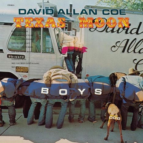 Text: "DAVID ALLAN COE", "TEXAS MOON", "BOYS", "DOG". Eine Gruppe von Personen zeigt ihre Rückseiten, ein Hund steht daneben.