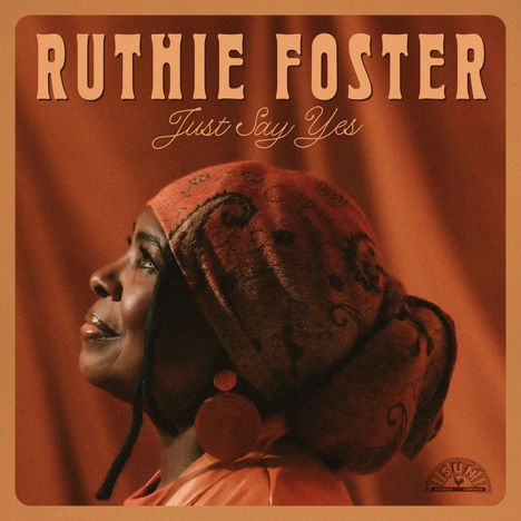 "Ruthie Foster" und "Just Say Yes" stehen in großen Buchstaben. Eine Frau im Profil, trägt ein Tuch und große Ohrringe.