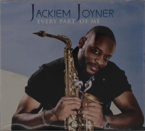 "JACKIEM JOYNER EVERY PART OF ME". Ein Mann lächelt und hält ein Saxophon vor blauem Hintergrund.