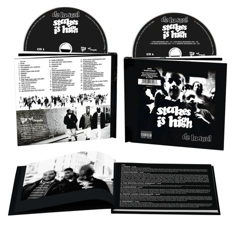 "de la soul, stakes is high" steht auf den CDs. Zwei CDs mit Hüllen, ein Schwarz-Weiß-Foto von Personen in urbaner Umgebung.