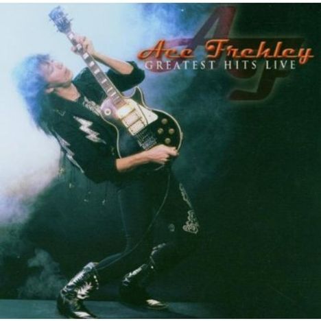 "Ace Frehley Greatest Hits Live." Ein Gitarrist neigt sich nach hinten mit einer E-Gitarre, umgeben von rauchigem Hintergrund.