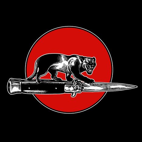 Eine Illustration zeigt eine Pantherfigur auf einem Dolch vor einem roten Kreis mit schwarzem Hintergrund.