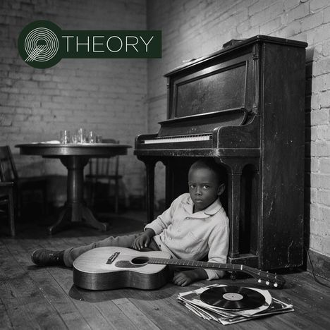 Oben links steht "THEORY". Ein Kind sitzt vor einem Klavier, hält eine Gitarre, Platten liegen auf dem Holzboden.