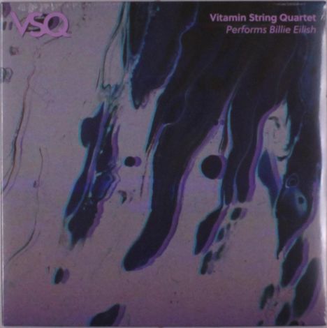 „Vitamin String Quartet Performs Billie Eilish“ in lila Text. Abstrakte violett-blaue fließende Farbformen im Hintergrund.
