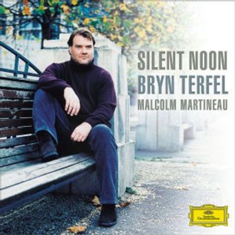"SILENT NOON BRYN TERFEL MALCOLM MARTINEAU." Ein Mann sitzt auf einer Bank im herbstlichen Park. Logo unten rechts.