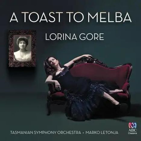 "A TOAST TO MELBA", "LORINA GORE", "TASMANIAN SYMPHONY ORCHESTRA", "MARKO LEJONJA". Frau in Abendkleid auf Sofa, antikes Foto.