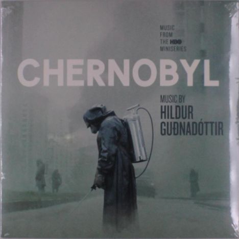 Text: "CHERNOBYL", "MUSIC BY HILDUR GUĐNADÓTTIR". Eine Person in Schutzkleidung sprüht etwas in einer nebligen Stadt.