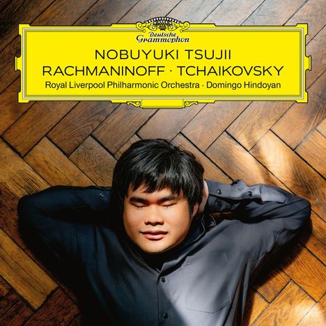 "Nobuyuki Tsujii, Rachmaninoff, Tchaikovsky, Royal Liverpool Philharmonic Orchestra, Domingo Hindoyan" auf gelbem Logo; Mann auf Holzfußboden.