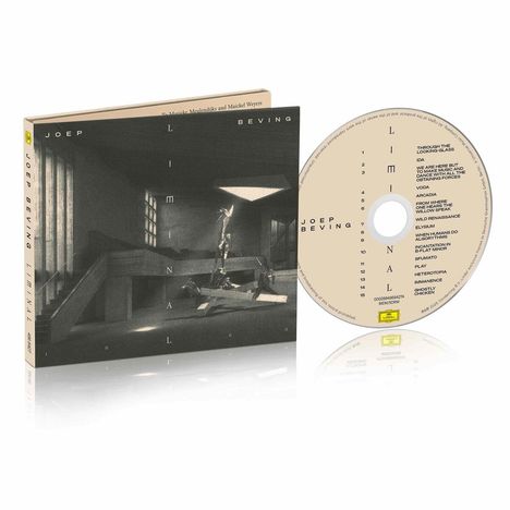 Auf einem Albumcover steht: "Joep Beving - Liminal". Eine CD zeigt zwölf Tracktitel. Atmosphäre ist ruhig und geheimnisvoll.