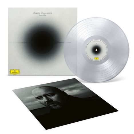 Text: "JÓHANN JÓHANNSSON Orphée". Eine Schallplatte mit transparentem Vinyl, darunter ein Porträtfoto eines Mannes.