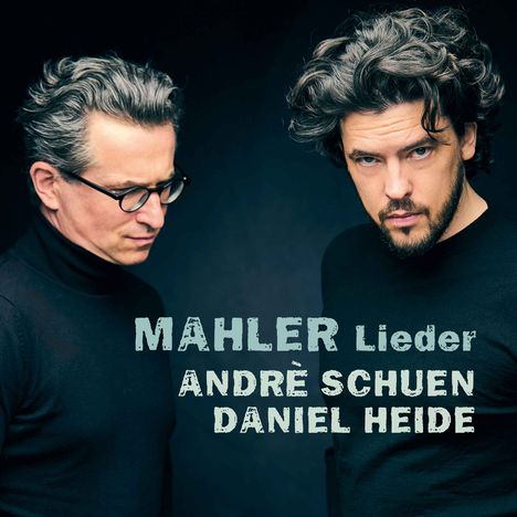 MAHLER Lieder, ANDRÈ SCHUEN, DANIEL HEIDE. Zwei Männer mit dunkler Kleidung vor dunklem Hintergrund.