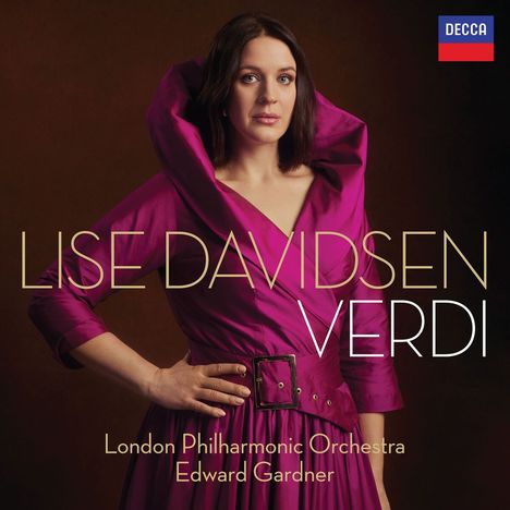 „Lise Davidsen Verdi“ steht oben. Eine Frau in magentafarbenem Kleid. Logo oben rechts: blau-rot mit weißem Text.