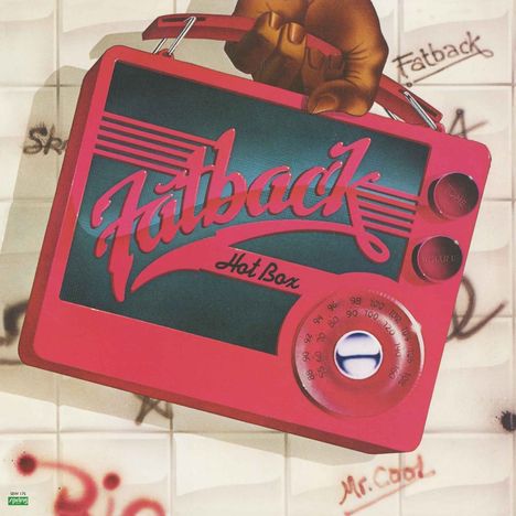„Fatback Hot Box“ auf einem roten Radio, das von einer Hand gehalten wird. Hintergrund mit Graffiti.