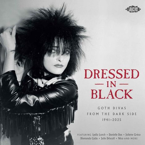 Aufschrift: "Dressed in Black: Goth Divas from the Dark Side 1941-2025." Schwarzweiß-Foto einer Frau mit vollem Haar.