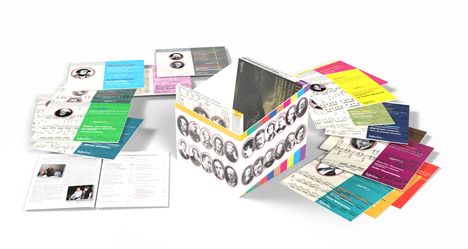 Mehrere Musik-CD-Hüllen und Booklets in verschiedenen Farben, einige mit Noten und schwarz-weißen Porträts verziert.