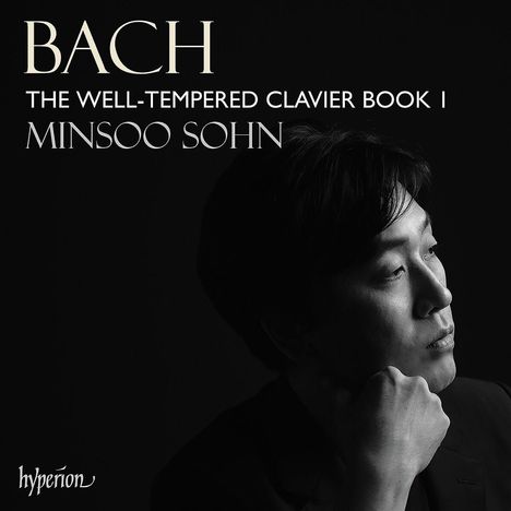 "BACH, THE WELL-TEMPERED CLAVIER BOOK I, MINSOO SOHN." Ein nachdenklicher Mann in Schwarz-Weiß, Hand am Kinn.