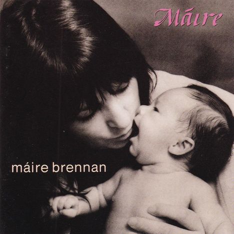 Text: "Máire" (oben rechts), "máire brennan" (unten links). Eine Frau hält und küsst ein Baby. Schwarz-weiß Fotografie.