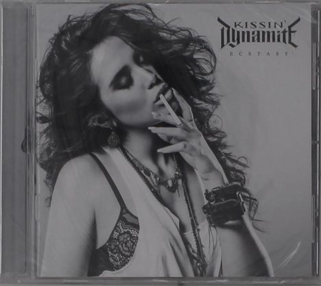 KISSIN' DYNAMITE, ECSTASY; Frau mit lockigen Haaren, raucht, trägt ein Top, Armband und Ketten.