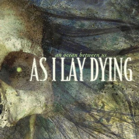 Text: "an ocean between us AS I LAY DYING." Illustration eines Schädels mit abstrakten, verwirbelten Farben im Hintergrund.