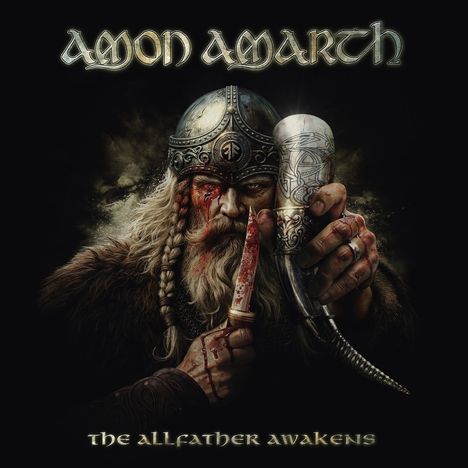 "Amon Amarth," "The Allfather Awakens." Ein Wikinger mit Helm, blutigem Gesicht, Dolch und Trinkhorn. Dramatische Darstellung.