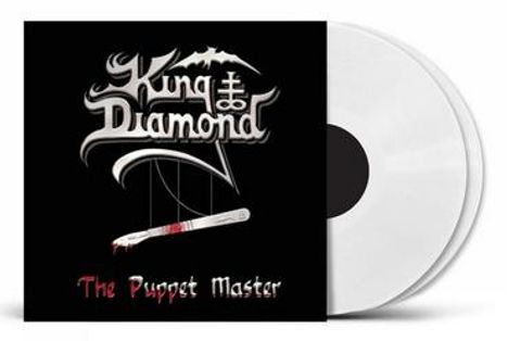 "King Diamond" und "The Puppet Master" in stilisierter Schrift. Darunter ein blutiger Stab als Marionettenkontrolle. Zwei weiße CDs.