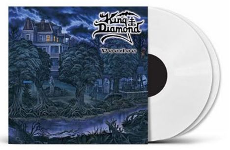 "King Diamond Voodoo" steht in dekorativer Schrift über einem düsteren Gemälde mit einem unheimlichen Haus und Bäumen.