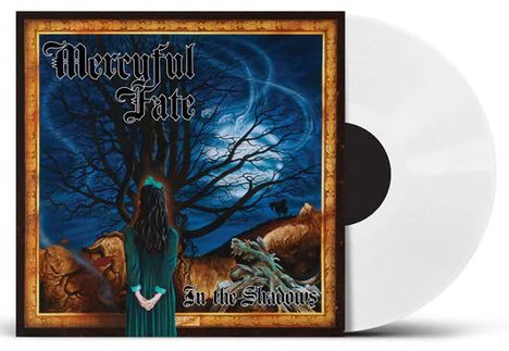 „Mercyful Fate“, „In the Shadows“. Ein großes, unheimliches Baumgemälde mit einer Gestalt in einem grünen Kleid im Vordergrund.