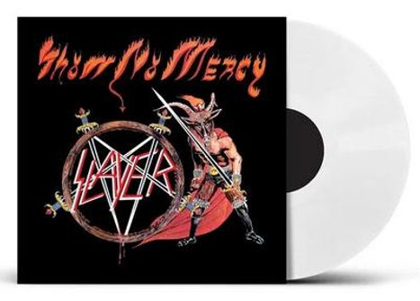 „Show No Mercy“ steht oben in Flammen-Schrift. Ein Dämon mit Schwert und rotem Umhang neben einem Logo mit umgedrehtem Stern.