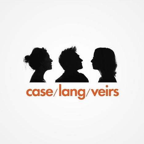 Text: "case/lang/veirs". Drei schwarze Silhouetten im Profil auf weißem Hintergrund; zwei Frauen und ein Mann.