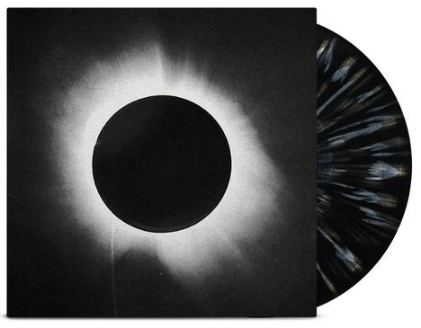 Der Text ist nicht sichtbar. Eine schwarze Scheibe vor weißem Schein, daneben eine Vinylplatte mit schwarzem und weißem Muster.