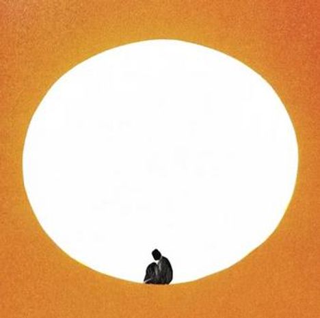 Keine erkennbaren Texte. Eine kleine Figur sitzt vor einer großen, leuchtend weißen Sonne auf orangefarbenem Hintergrund.
