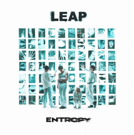 Text: LEAP, ENTROPY. Vier Personen vor vielen Röntgenbildern, in Weiß gekleidet.