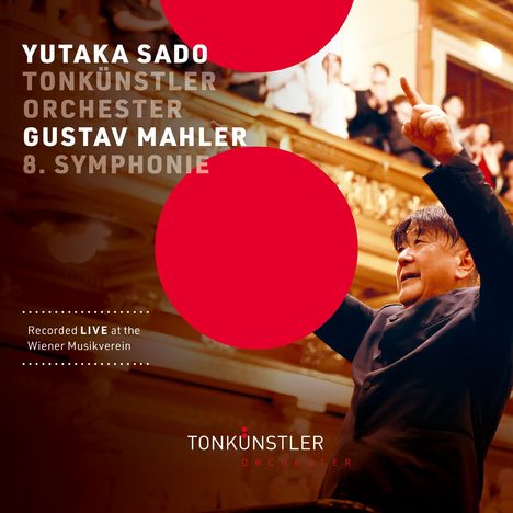 Yutaka Sado dirigiert das Tonkünstler Orchester bei Mahler 8, live im Wiener Musikverein. Dynamisches Orchesterbild.