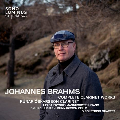"Johannes Brahms Complete Clarinet Works" liest ein Mann im Mantel und Mütze, draußen in einer baumreichen Umgebung.