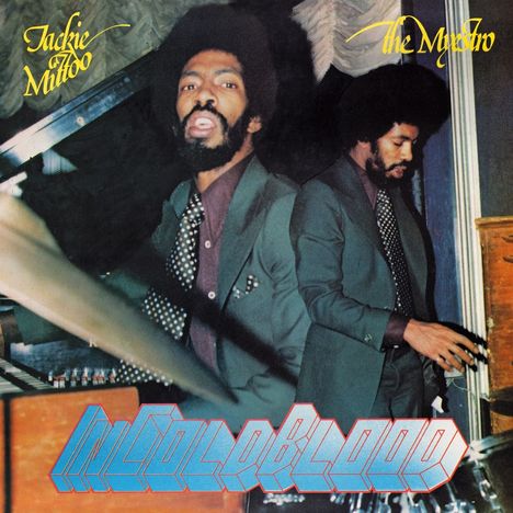 „Jackie Mittoo the Maestro“, „In Cold Blood“. Zwei Männer in Anzug und Krawatte, einer spielt ein Piano.