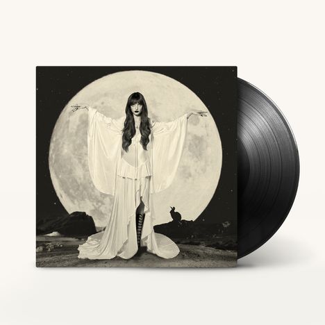 Keine Texte sichtbar. Schallplatte und Albumcover mit Frau in langem Kleid vor großem Vollmond.
