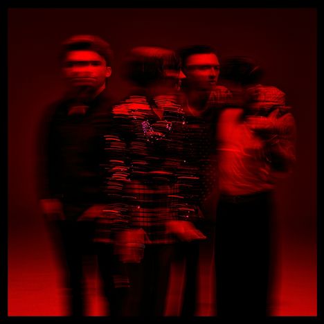 Keine Texte sichtbar. Verschwommene, rote Abbildung von vier Personen in Bewegung, leicht verzerrt.