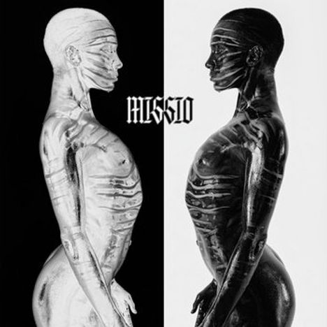 Text: "MISSIO". Zwei spiegelbildlich gegenüberstehende Figuren, eine silbern, die andere schwarz, mit betonten Linien.