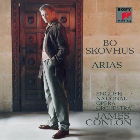 "BO SKOVHUS ARIAS; ENGLISH NATIONAL OPERA ORCHESTRA; JAMES CONLON." Ein Mann lehnt an einer Holztür. Sony Classical Logo.