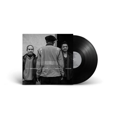 Text: "Henry Threadgill, Vijay Iyer, Dafnis Prieto, Fifteen." Schwarz-weißes Cover: Drei Männer und eine Vinyl-Schallplatte.