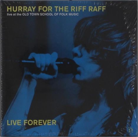 Goldener Text "HURRAY FOR THE RIFF RAFF", Sänger mit Mikrofon, blaues Farbschema, Live-Aufnahme-Flair.