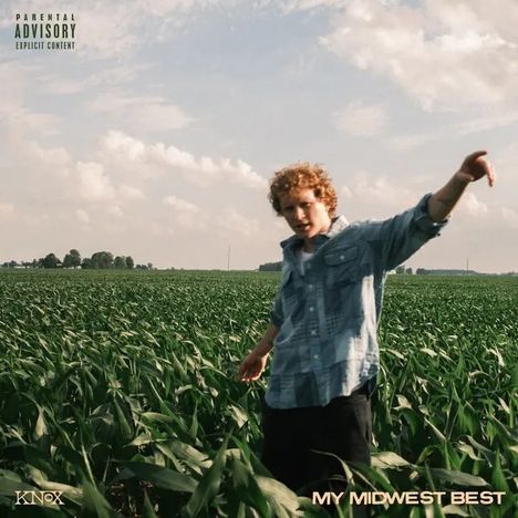 "MY MIDWEST BEST" unten rechts. Ein junger Mann in einem Feld mit blauem Hemd und lockigem Haar zeigt nach rechts.