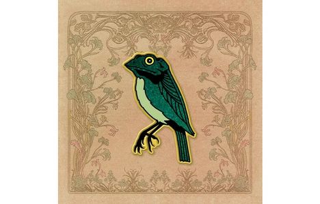 Illustration eines stilisierten Vogels in Grün- und Gelbtönen, umgeben von floralen Mustern auf beigefarbenem Hintergrund.