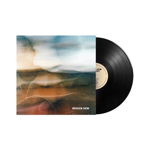 Text "BROKEN VIEW" unten rechts. Verschwommenes, abstraktes Cover, neben einer Schallplatte.
