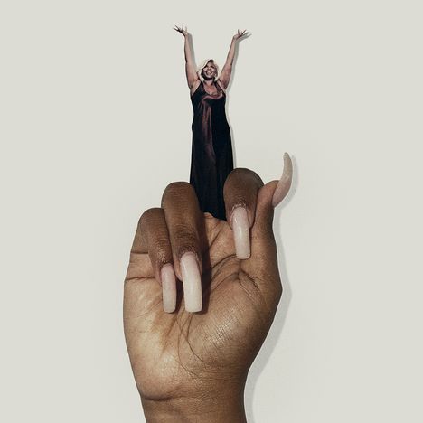 CD-Hülle mit dem Wort „BITCH“ auf der Disc. Illustration: Hand mit langem Fingernagel und Frau in schwarzem Kleid.