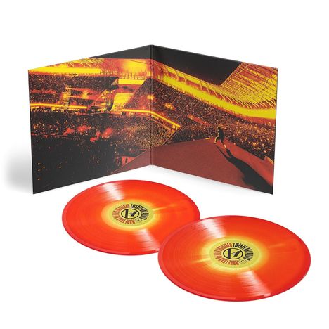 Zwei orangene Vinyl-Schallplatten mit einem Cover, das ein Konzert in einem beleuchteten Stadion zeigt.