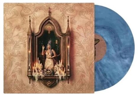 Keine Texte im Bild. Abbildung eines dekorativen Altars mit brennenden Kerzen und einer Frau mit Krone; blauer Vinyl-Schallplatte.